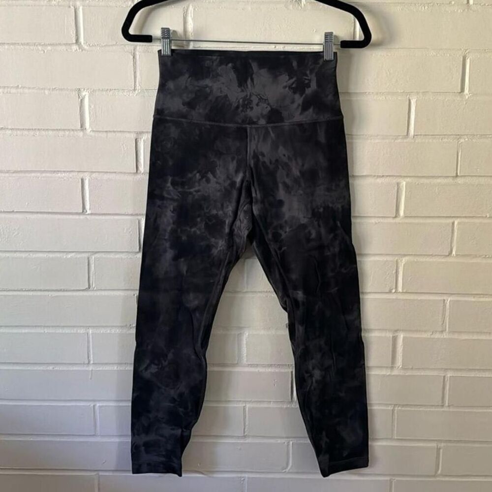 Lululemon Women's Navy and Blue Leggings